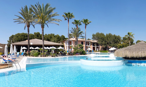 Zwembad van een zonnig vakantieresort