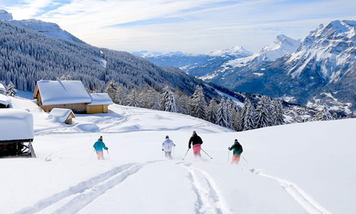 Wintersporters met gehuurde ski's